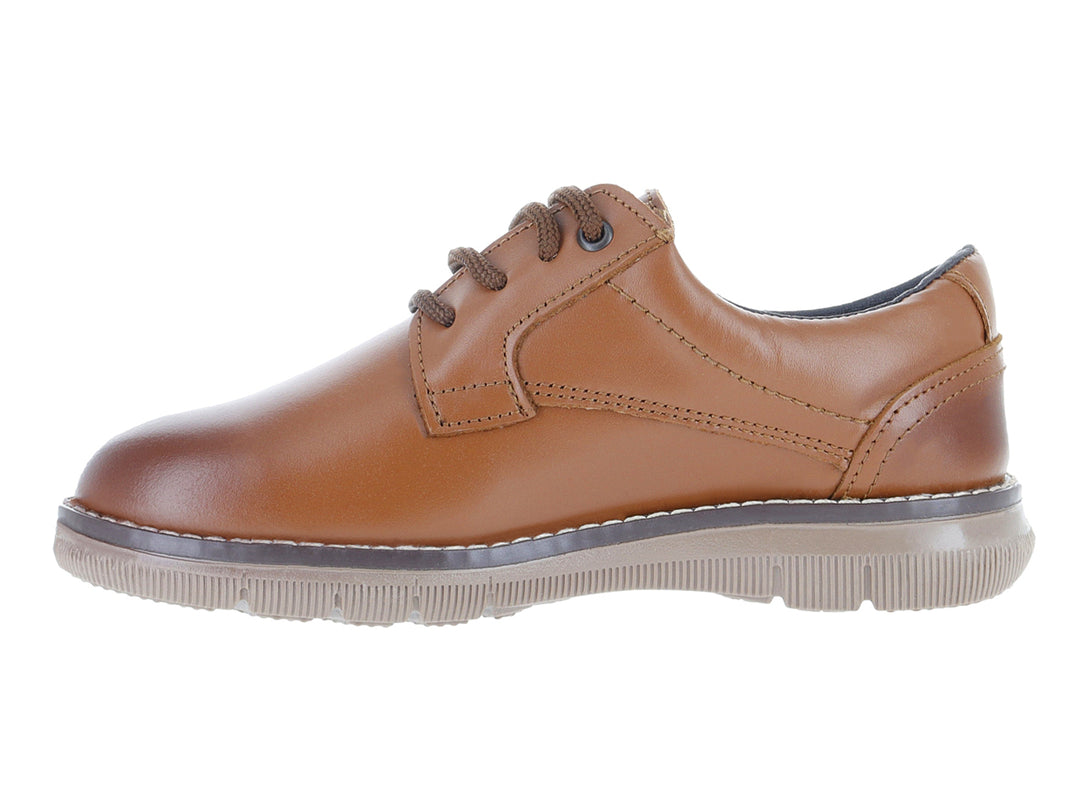 Zapato casual color miel para niño con agujetas y suela beige.