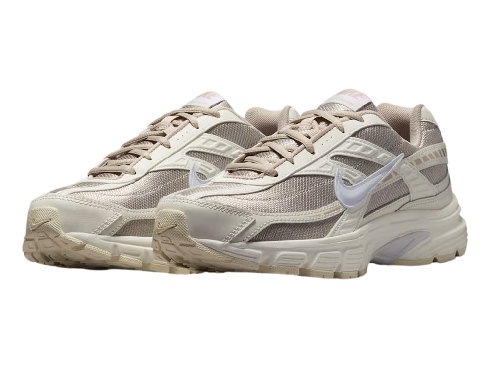 Tenis Nike Initiator color beige y blanco con suela gruesa, vista lateral.