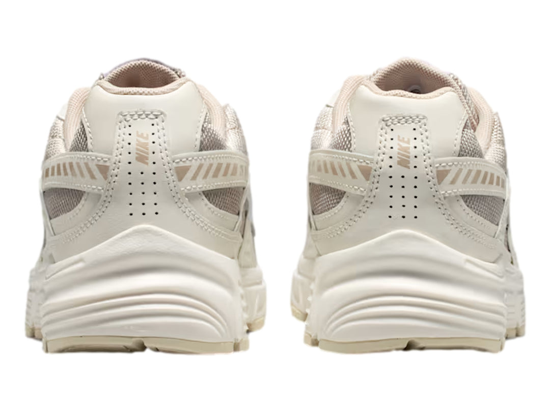 Tenis Nike Initiator color beige y blanco con suela gruesa, vista lateral.