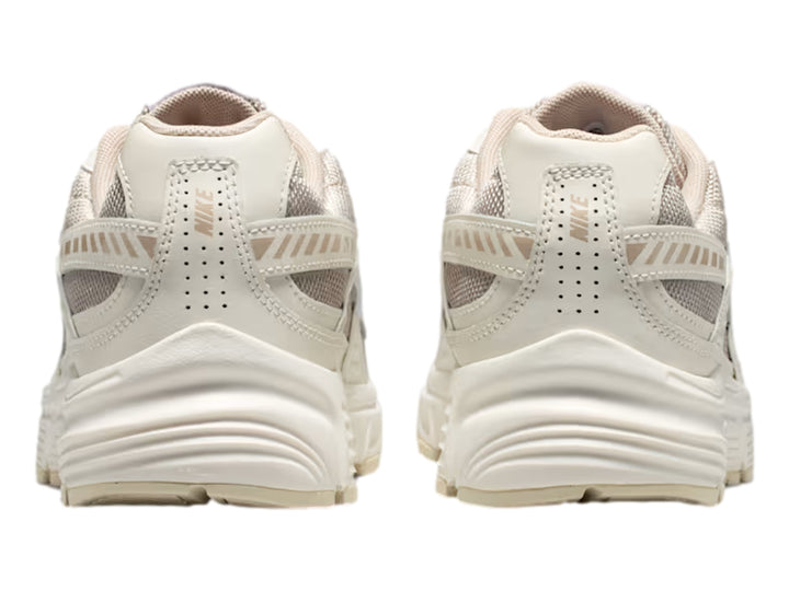 Tenis Nike Initiator color beige y blanco con suela gruesa, vista lateral.