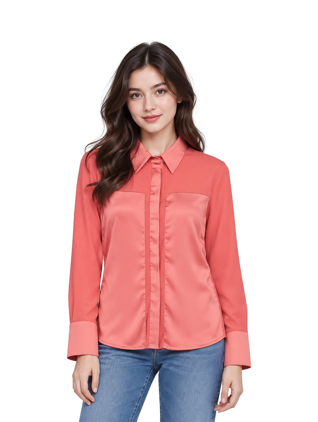 Mujer joven vistiendo una camisa color salmón de manga larga y jeans azules.