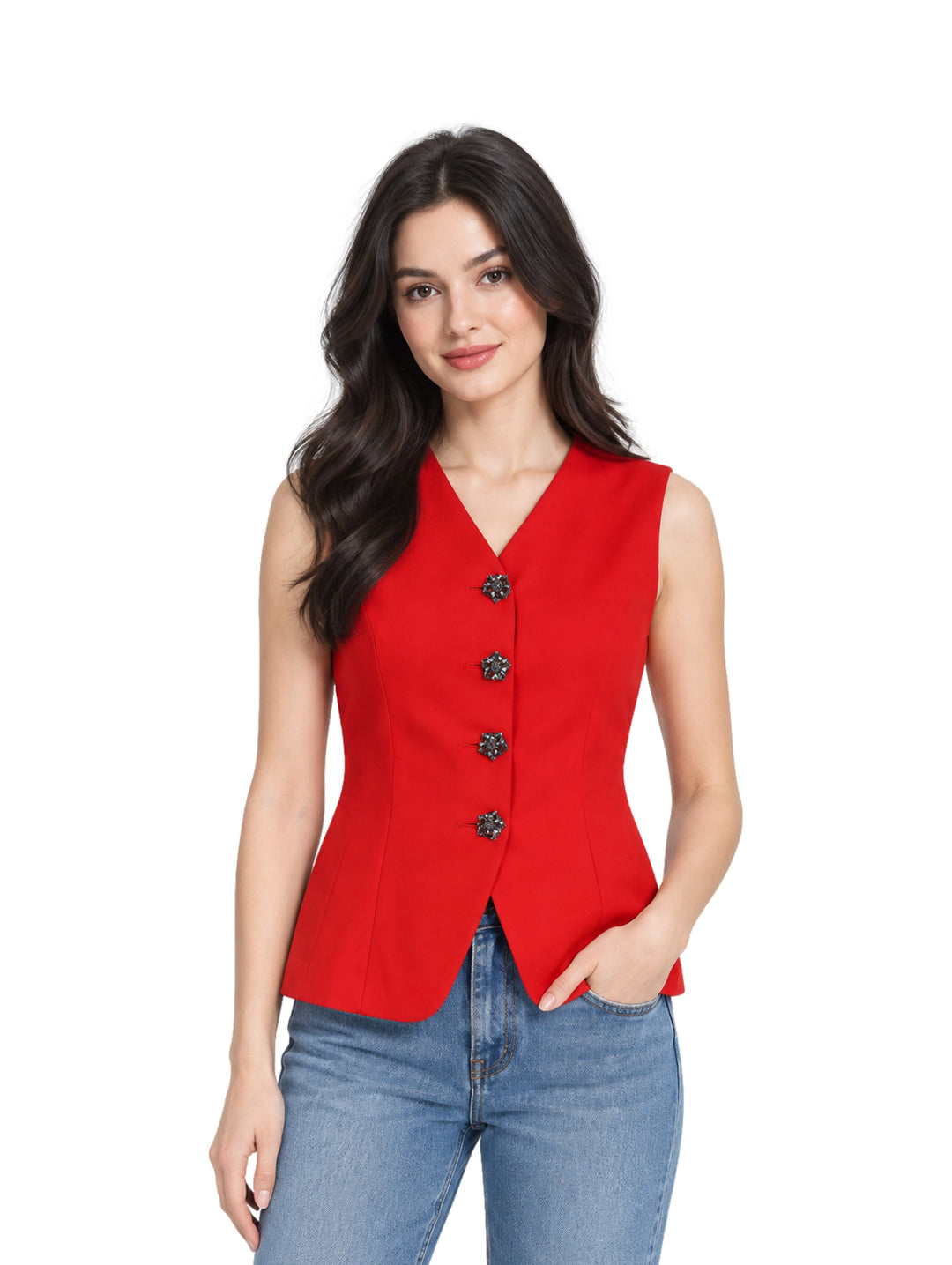 Mujer vistiendo un chaleco rojo entallado con botones negros y pantalones de mezclilla azules.