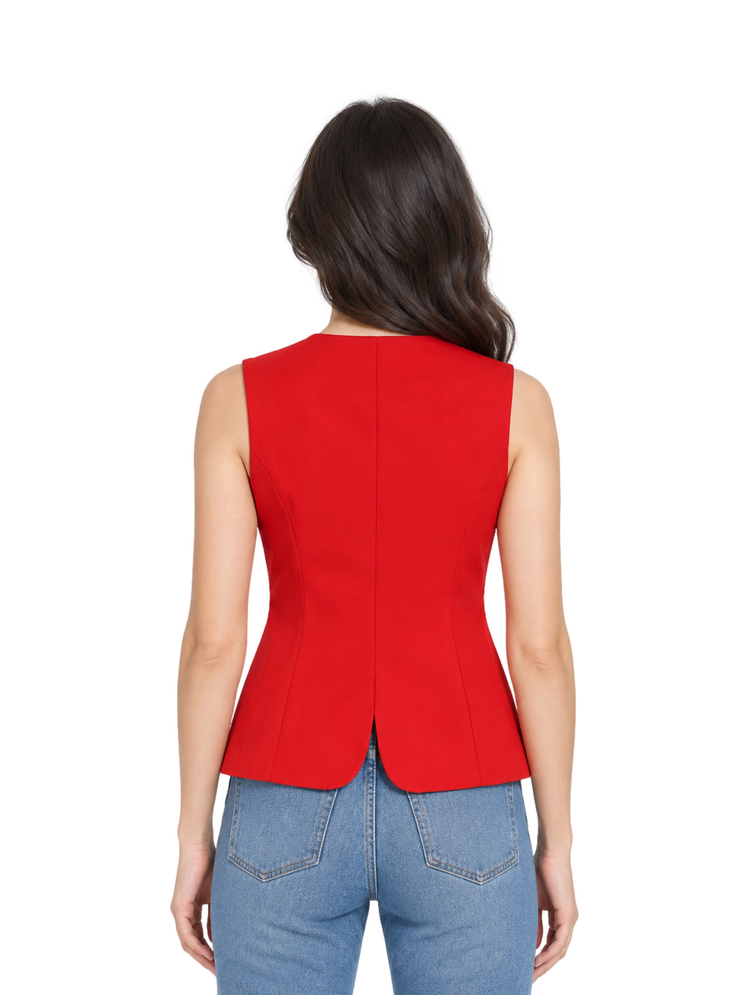Mujer vistiendo un chaleco rojo entallado con botones negros y pantalones de mezclilla azules.