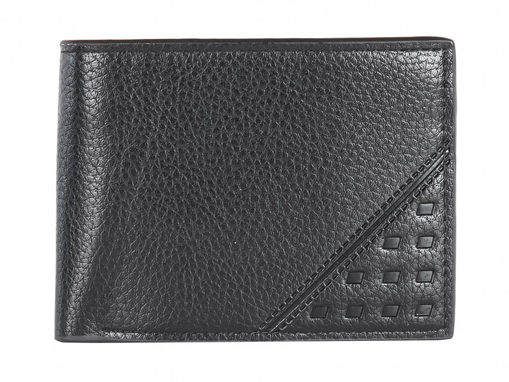 Cartera de cuero color negro con textura rugosa y detalle decorativo diagonal.