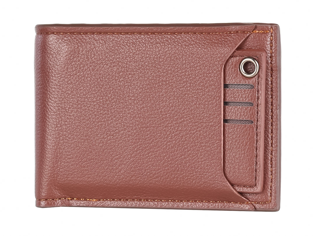 Cartera de cuero color marrón con textura granulada y un pequeño anillo metálico en el lateral.