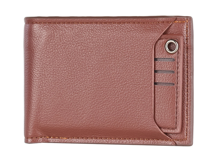 Cartera de cuero color marrón con textura granulada y un pequeño anillo metálico en el lateral.