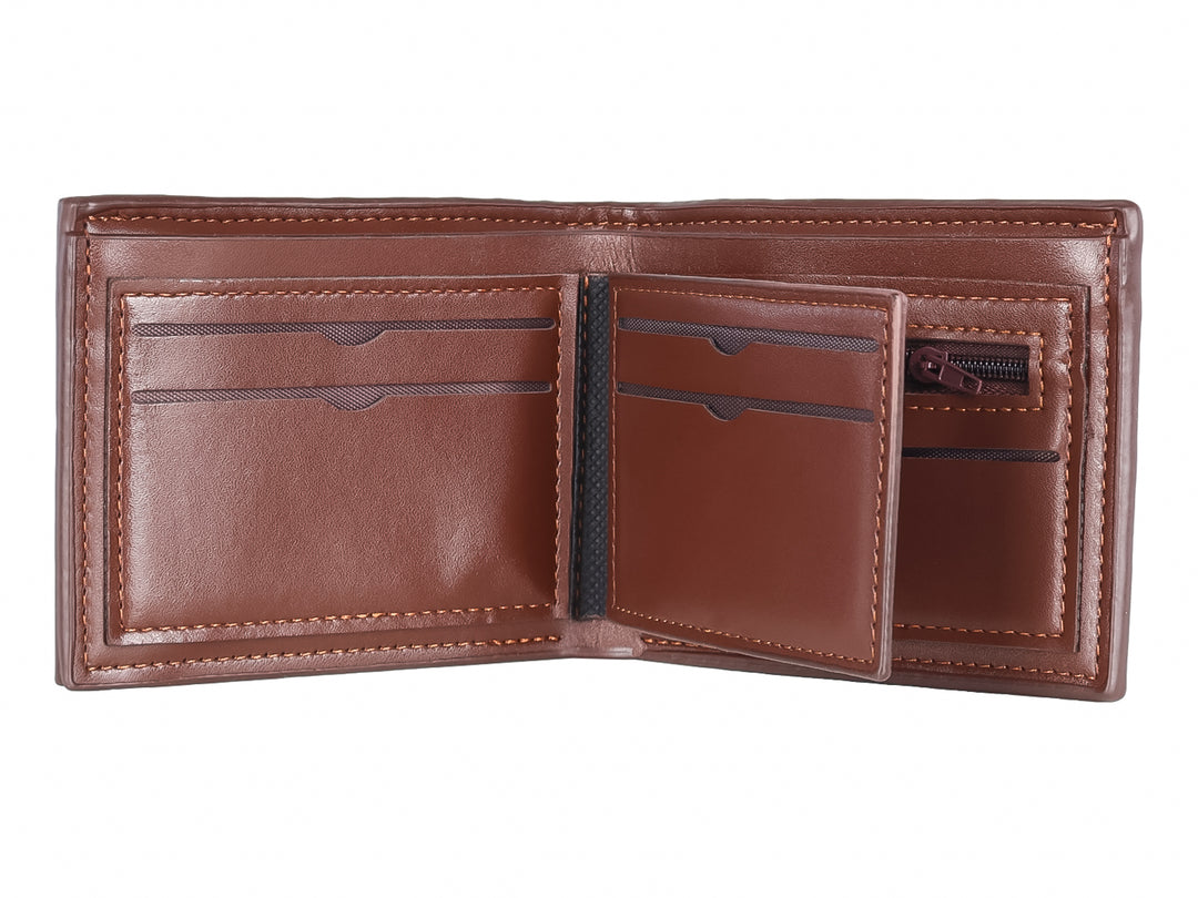 Cartera de cuero color marrón con textura granulada y un pequeño anillo metálico en el lateral.