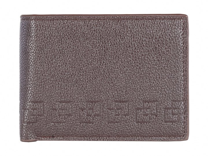 Cartera de color café con textura rugosa y diseño geométrico grabado en la parte inferior.