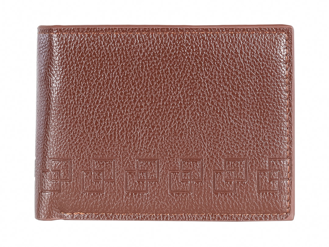 Cartera de cuero color marrón con diseño geométrico grabado en la parte inferior.