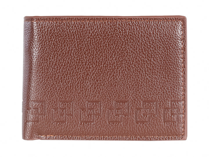 Cartera de cuero color marrón con diseño geométrico grabado en la parte inferior.