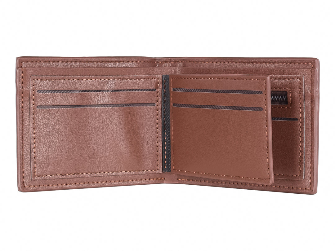 Cartera de cuero color marrón con diseño geométrico grabado en la parte inferior.