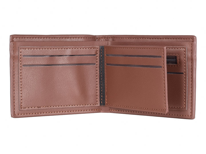 Cartera de cuero color marrón con diseño geométrico grabado en la parte inferior.
