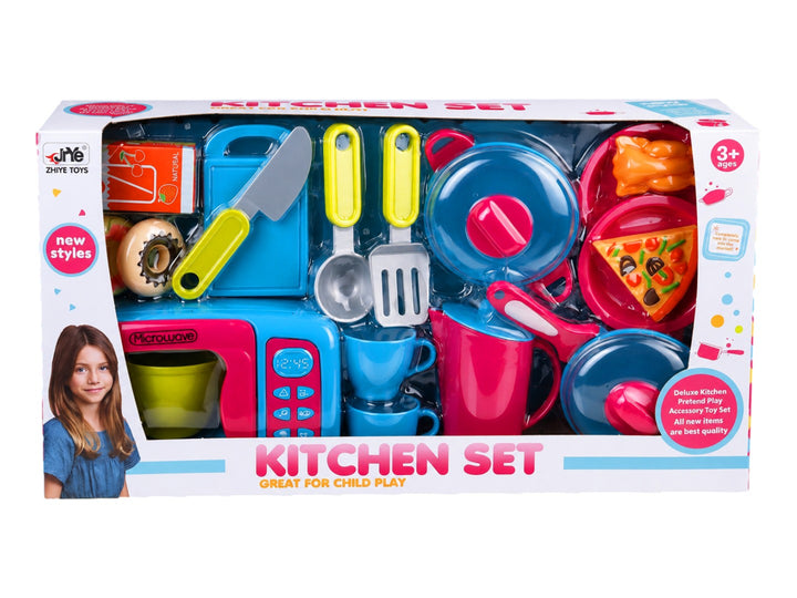 Set de cocina de juguete multicolor con microondas, utensilios y alimentos en empaque transparente.