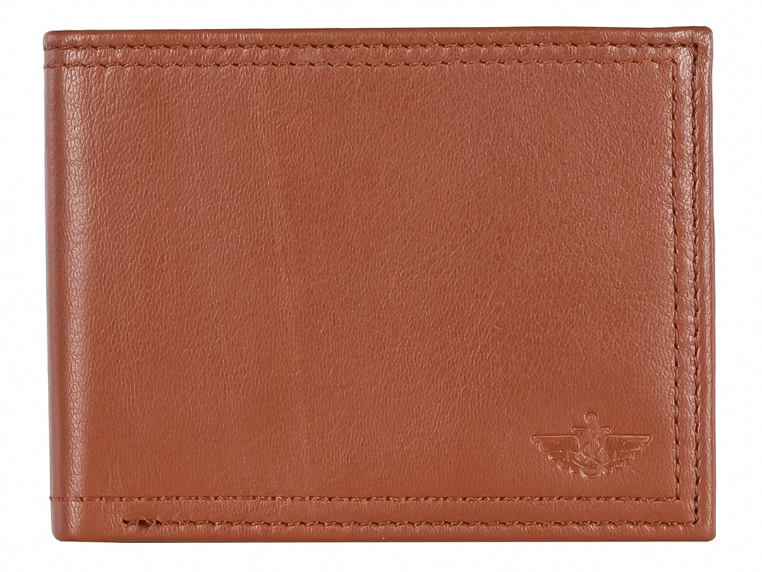 Cartera Dockers de color café en cuero con costuras perimetrales y logo grabado.
