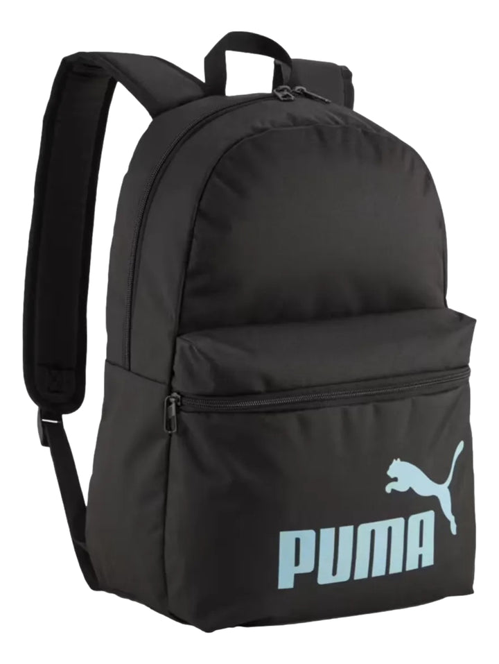 Mochila PUMA color negro con logotipo en azul claro en el bolsillo frontal.