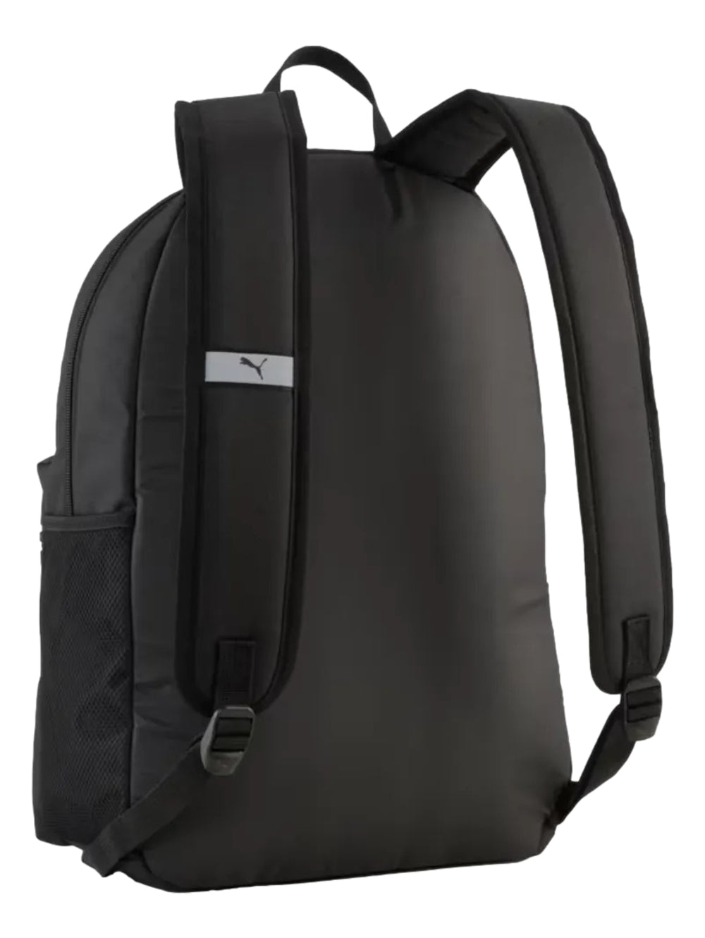 Mochila PUMA color negro con logotipo en azul claro en el bolsillo frontal.