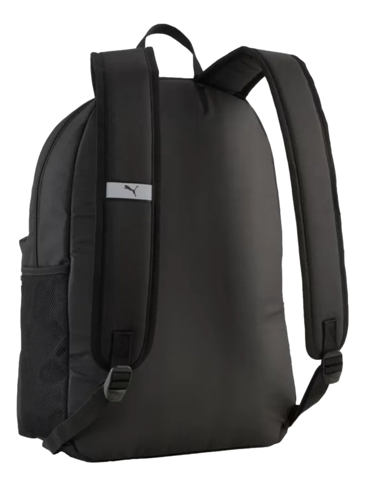 Mochila PUMA color negro con logotipo en azul claro en el bolsillo frontal.