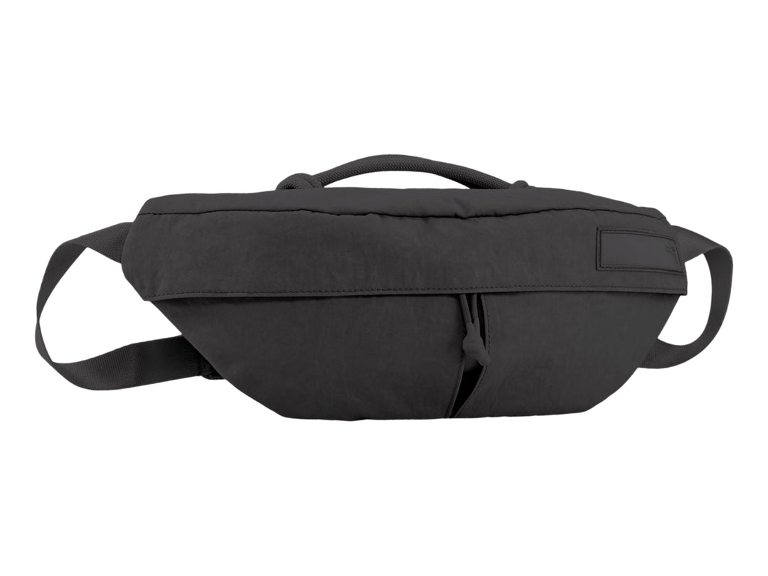 Riñonera PUMA de color negro con correa ajustable y diseño deportivo.