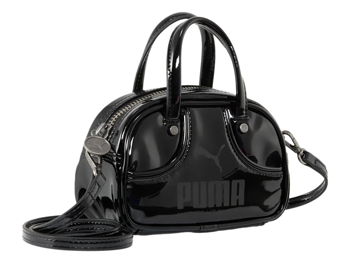 Bolso pequeño PUMA de color negro brillante con asa superior y correa ajustable.