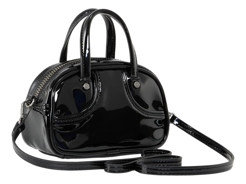 Bolso pequeño PUMA de color negro brillante con asa superior y correa ajustable.