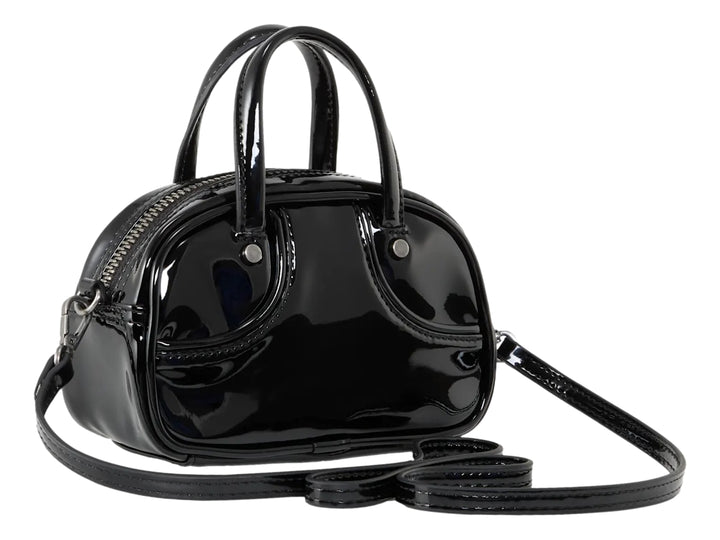 Bolso pequeño PUMA de color negro brillante con asa superior y correa ajustable.