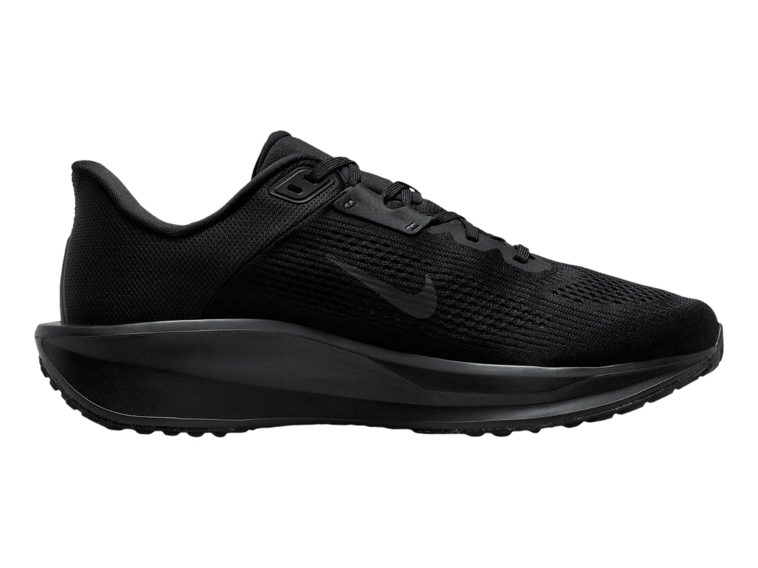 Tenis deportivos Nike Quest 6 en color negro, vista lateral sobre fondo blanco.