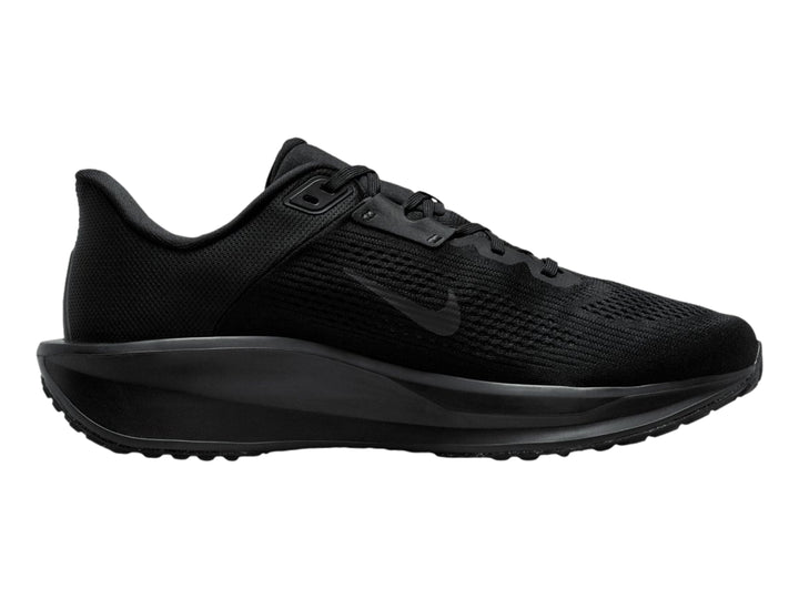 Tenis deportivos Nike Quest 6 en color negro, vista lateral sobre fondo blanco.