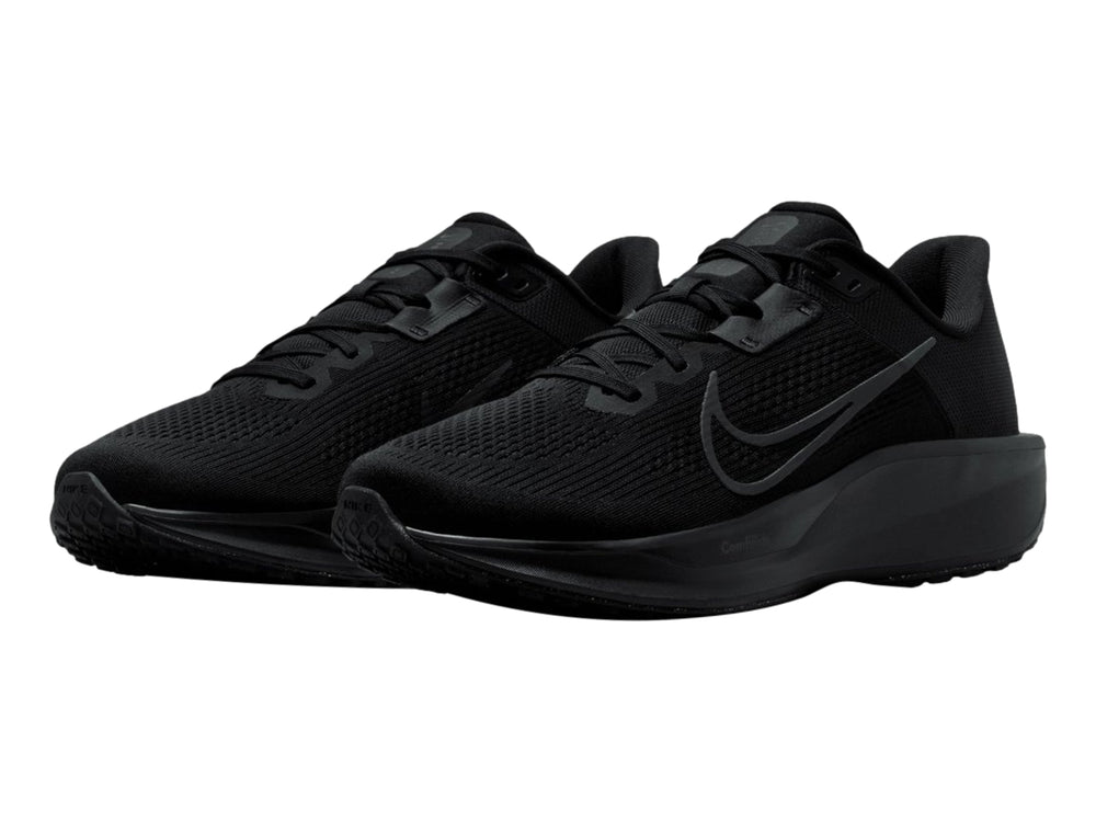 Tenis deportivos Nike Quest 6 en color negro, vista lateral sobre fondo blanco.