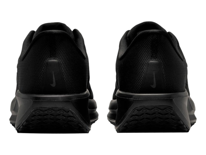 Tenis deportivos Nike Quest 6 en color negro, vista lateral sobre fondo blanco.
