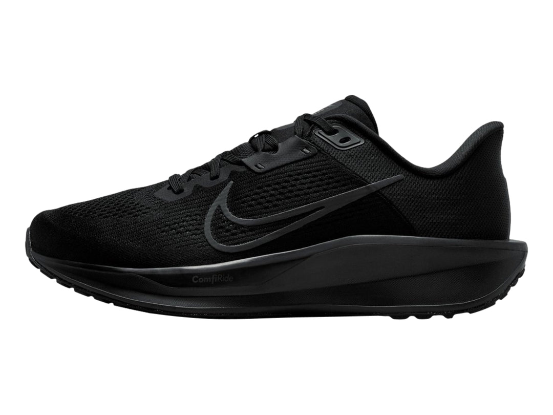 Tenis deportivos Nike Quest 6 en color negro, vista lateral sobre fondo blanco.