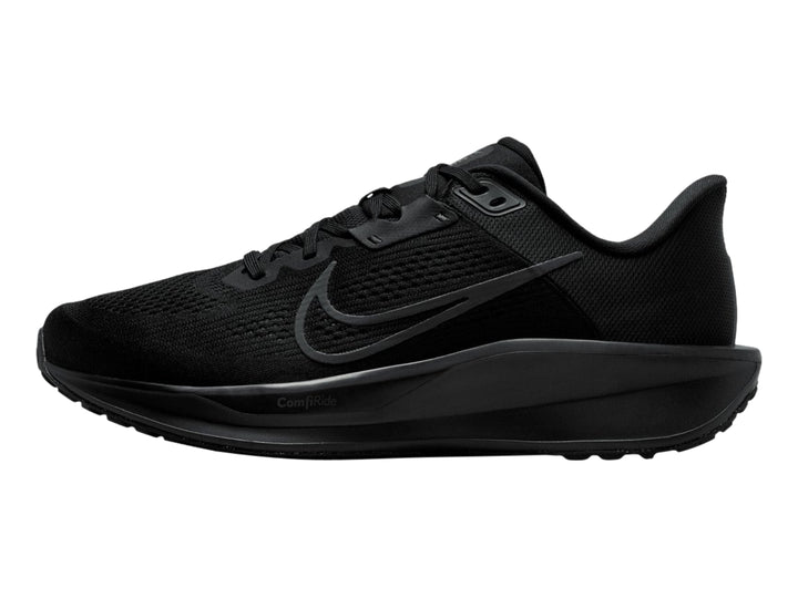 Tenis deportivos Nike Quest 6 en color negro, vista lateral sobre fondo blanco.