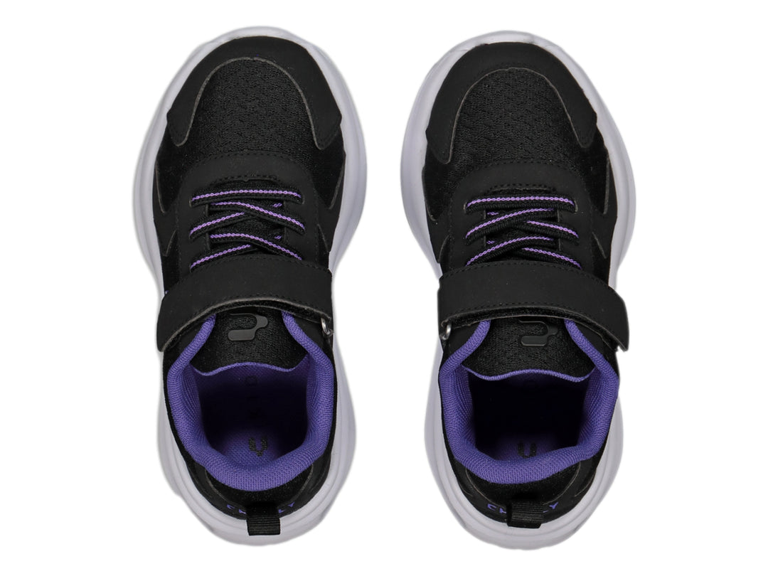 Tenis Charly Road Casual para niña en color negro con suela blanca y detalles en morado.