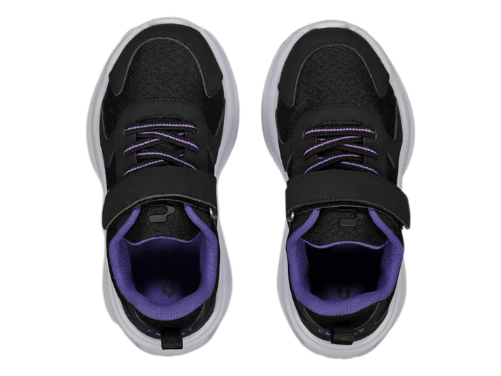 Tenis Charly Road Casual para niña en color negro con suela blanca y detalles en morado.