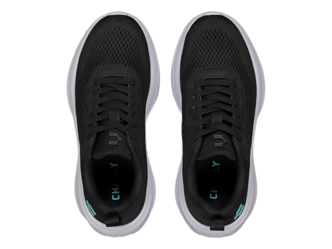 Tenis Charly Road Casual para mujer en color negro con suela blanca gruesa.