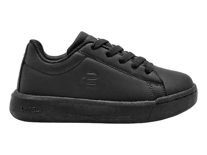 Tenis Charly Classic color negro para niño con suela y agujetas negras.
