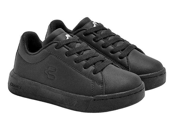 Tenis Charly Classic color negro para niño con suela y agujetas negras.