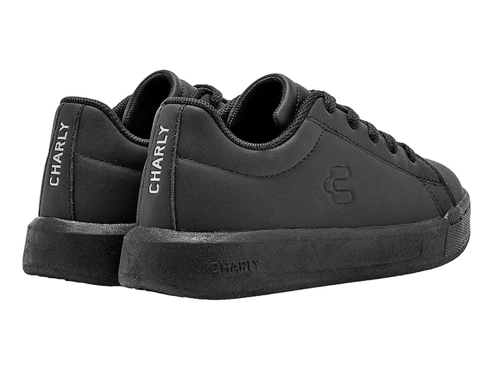 Tenis Charly Classic color negro para niño con suela y agujetas negras.