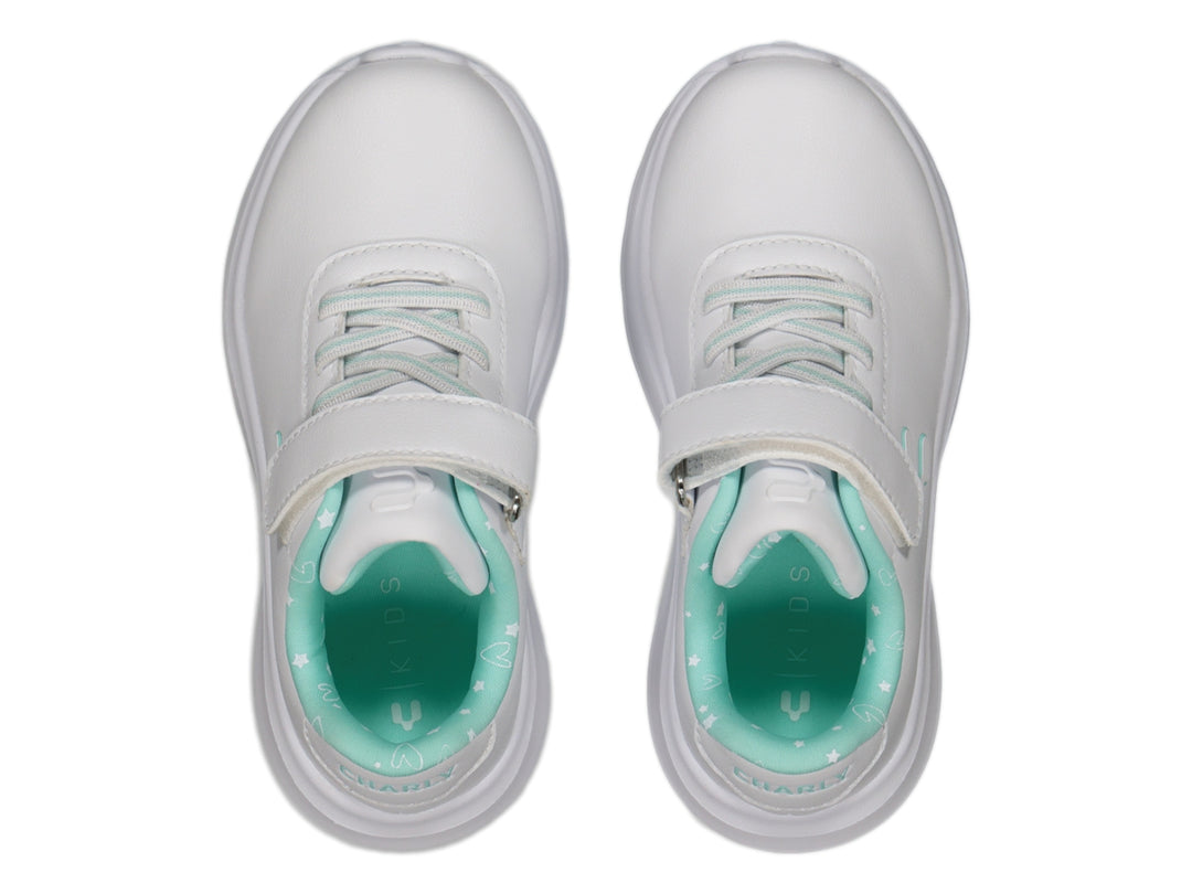 Tenis casuales blancos para niña marca Charly con detalles en verde menta y suela blanca.