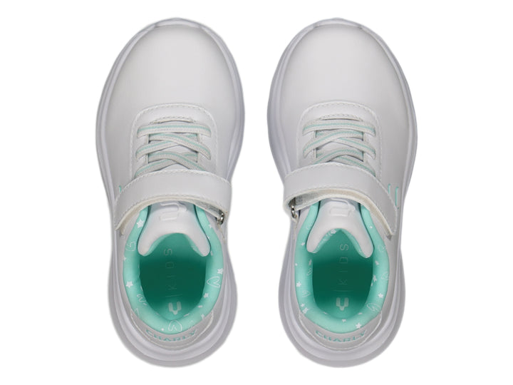 Tenis casuales blancos para niña marca Charly con detalles en verde menta y suela blanca.