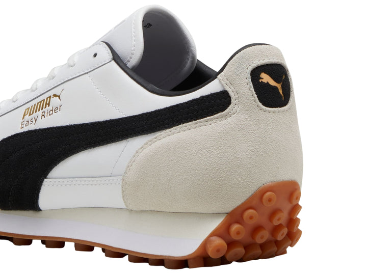 Tenis Puma Easy Rider Mix color blanco y negro con detalles en beige y suela color café.