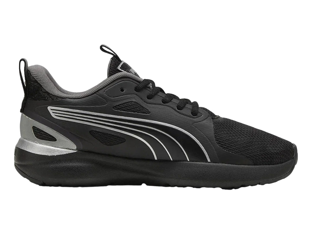 Tenis deportivos PUMA color negro con detalles plateados y suela negra.