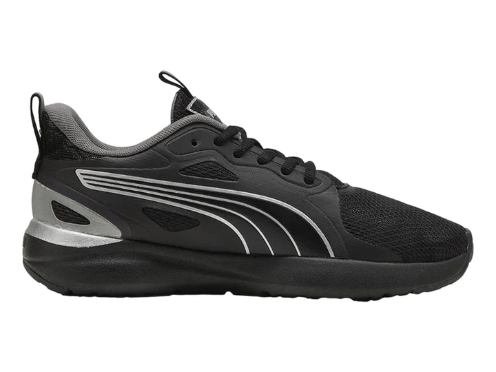 Tenis deportivos PUMA color negro con detalles plateados y suela negra.