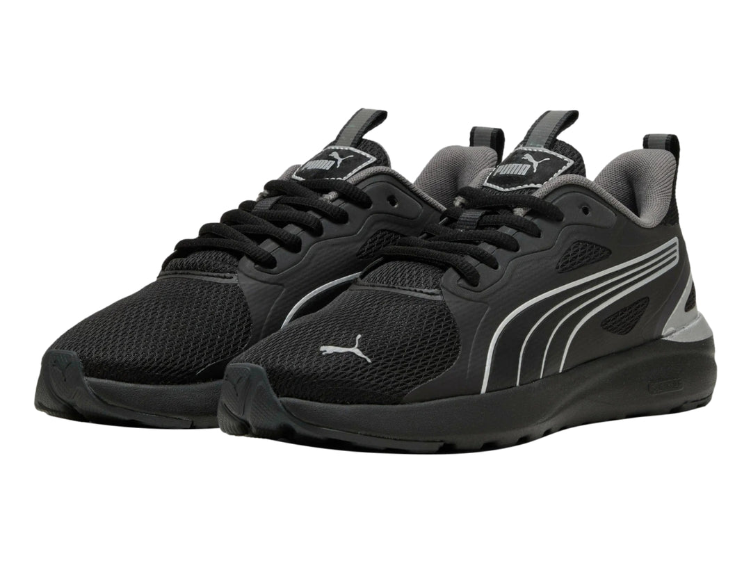 Tenis deportivos PUMA color negro con detalles plateados y suela negra.