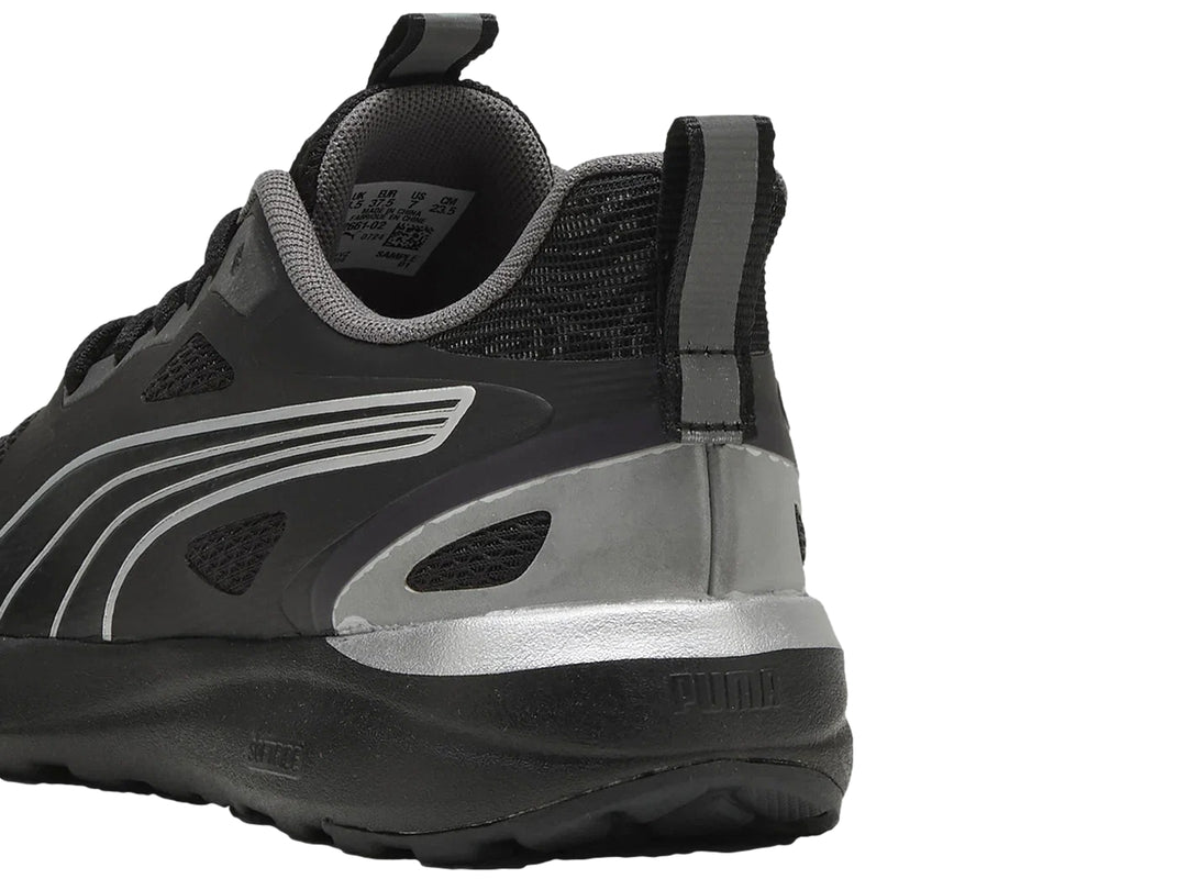 Tenis deportivos PUMA color negro con detalles plateados y suela negra.