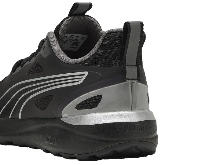 Tenis deportivos PUMA color negro con detalles plateados y suela negra.