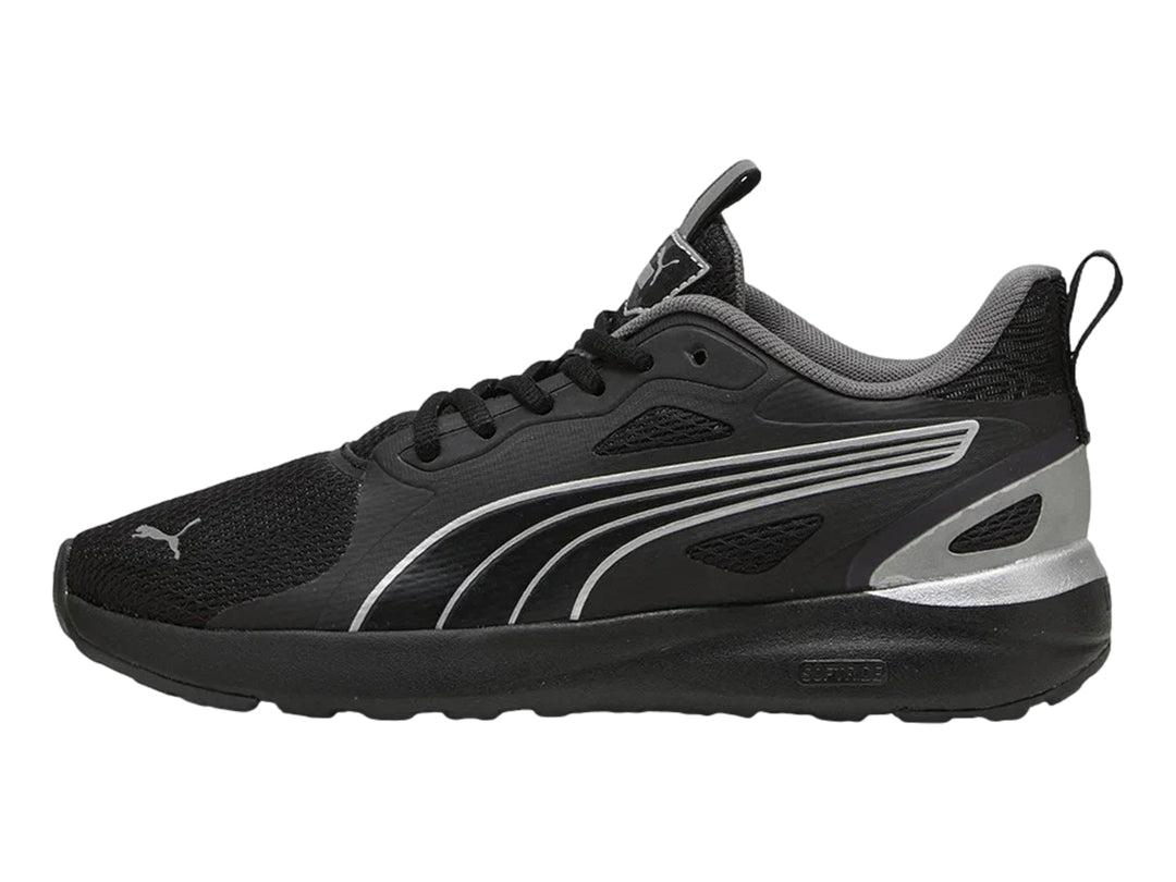 Tenis deportivos PUMA color negro con detalles plateados y suela negra.