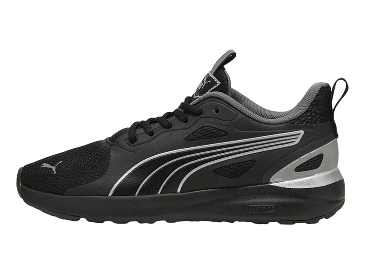 Tenis deportivos PUMA color negro con detalles plateados y suela negra.