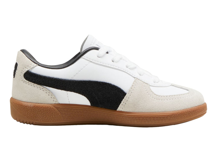 Tenis PUMA blancos y grises con suela de goma color marrón.
