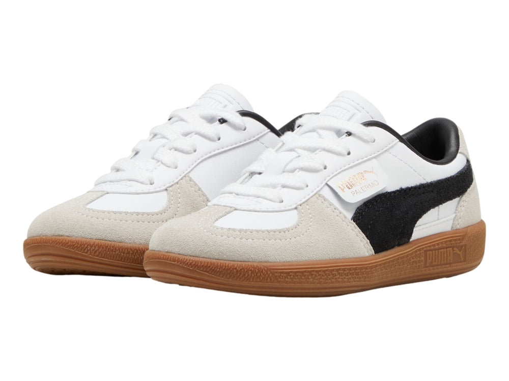 Tenis PUMA blancos y grises con suela de goma color marrón.