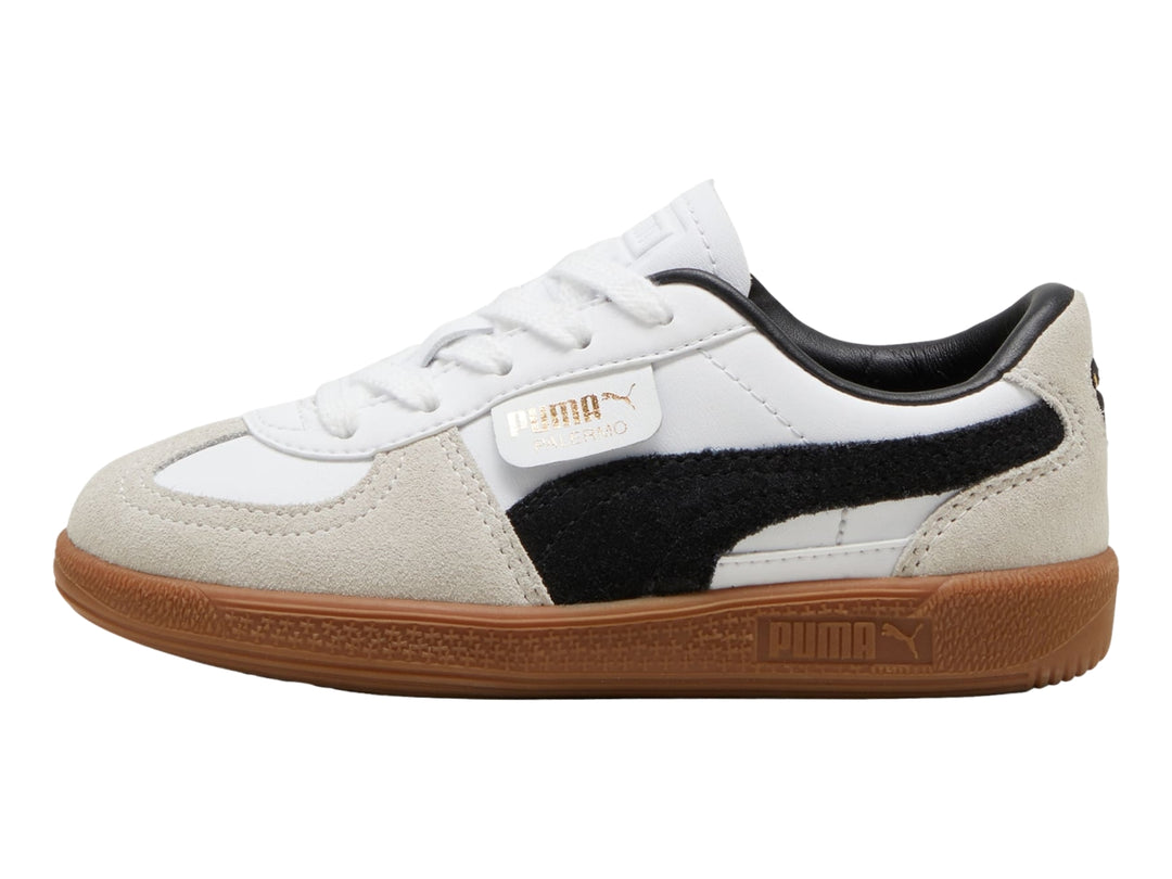 Tenis PUMA blancos y grises con suela de goma color marrón.